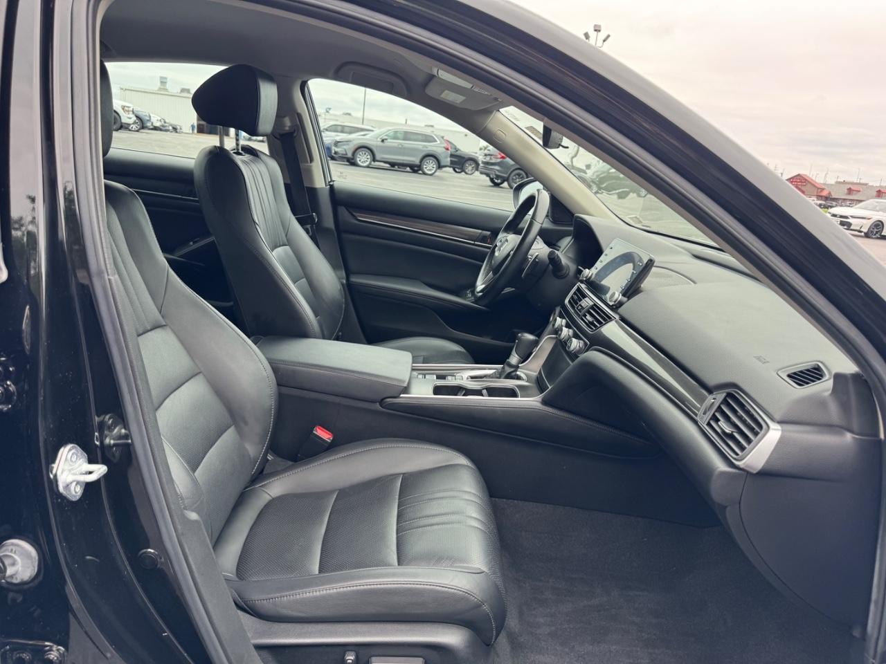 Honda Accord Sedan Vehicle Full-screen Gallery Image 17