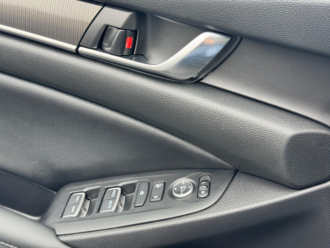 Honda Accord Sedan Vehicle Full-screen Gallery Image 24