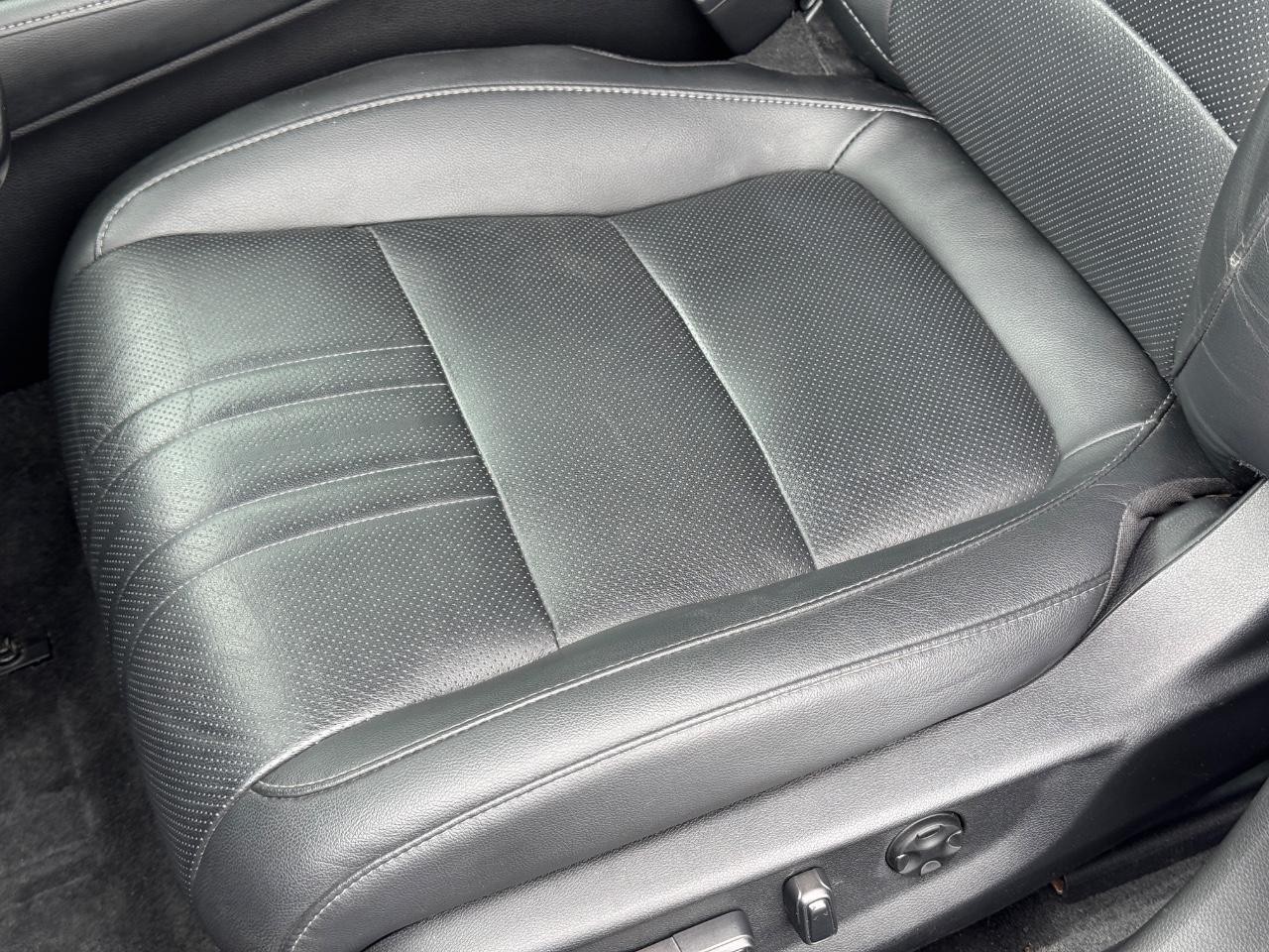 Honda Accord Sedan Vehicle Full-screen Gallery Image 25
