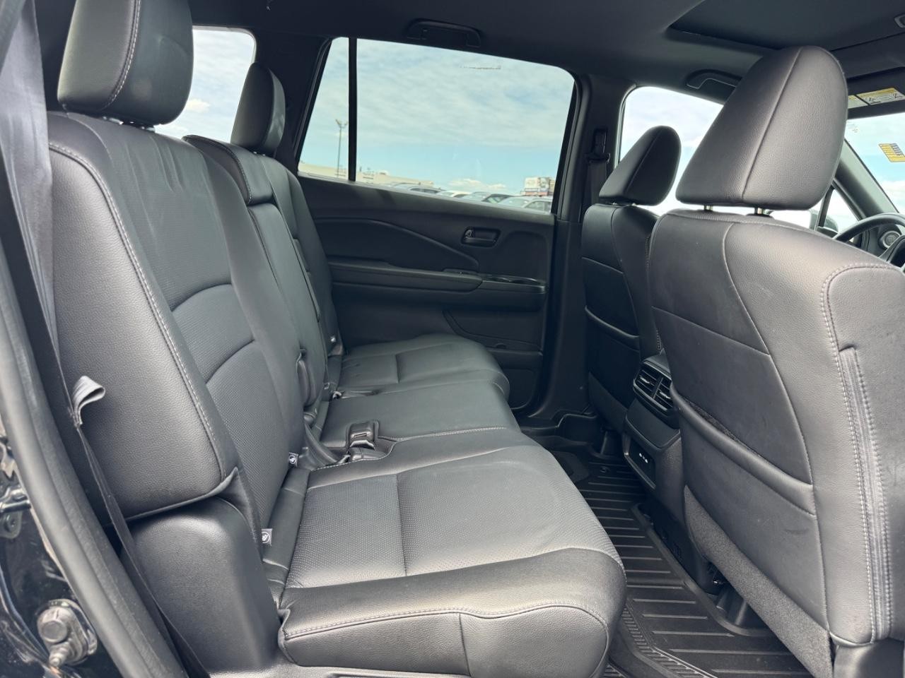 Honda Passport Vehicle Full-screen Gallery Image 11