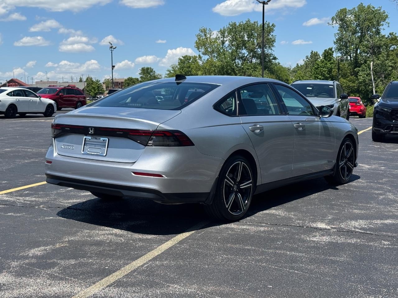 Honda Accord Sedan Vehicle Full-screen Gallery Image 04