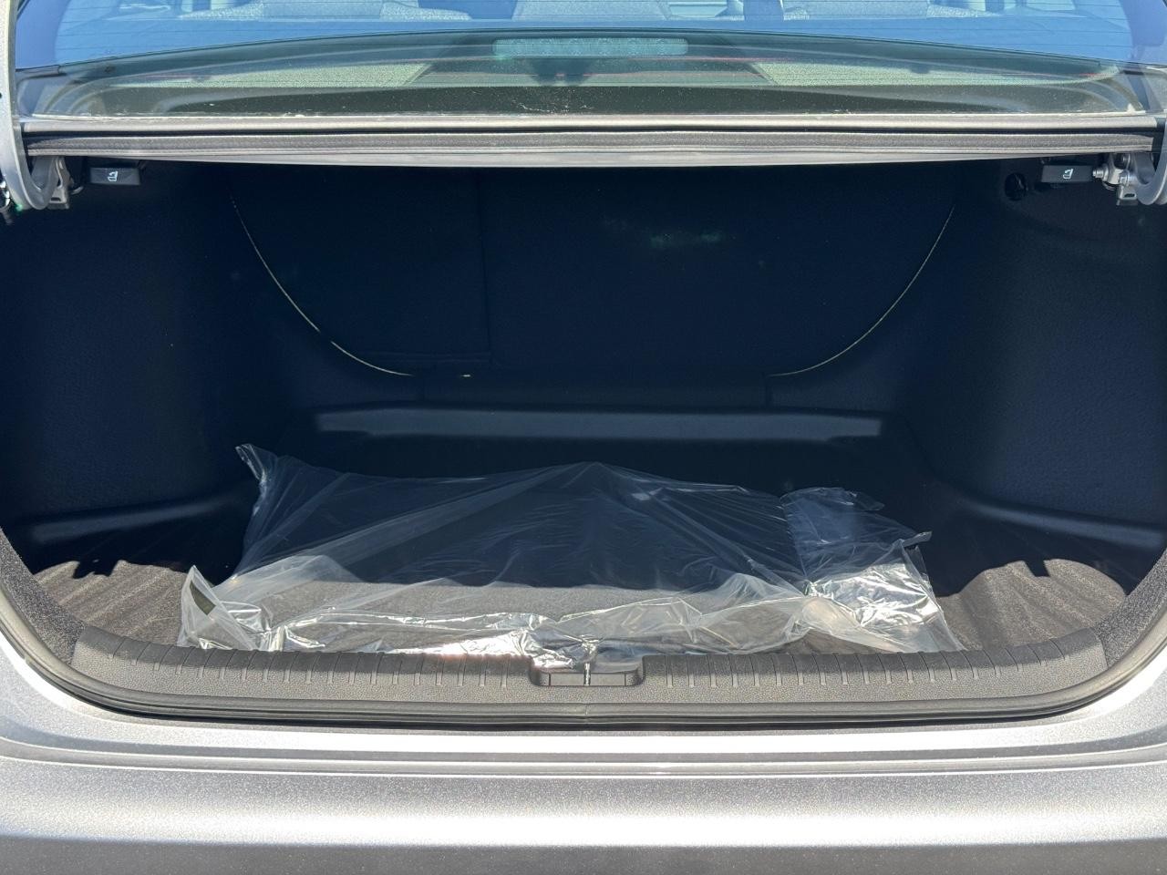 Honda Accord Sedan Vehicle Full-screen Gallery Image 05