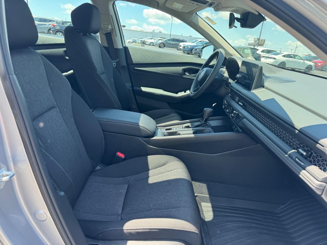 Honda Accord Sedan Vehicle Full-screen Gallery Image 18