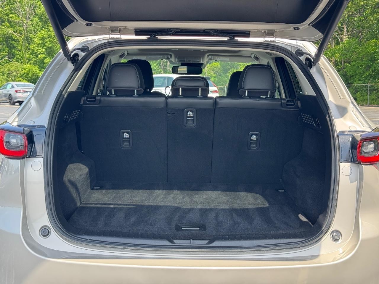 Mazda CX-5 Vehicle Full-screen Gallery Image 05