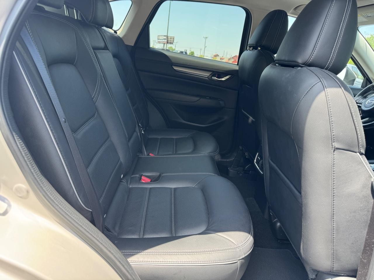 Mazda CX-5 Vehicle Full-screen Gallery Image 11