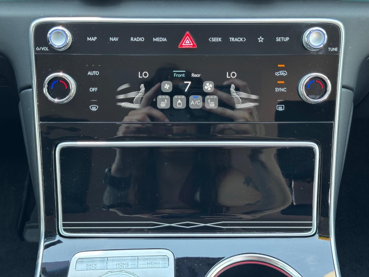 Genesis GV80 Vehicle Full-screen Gallery Image 15