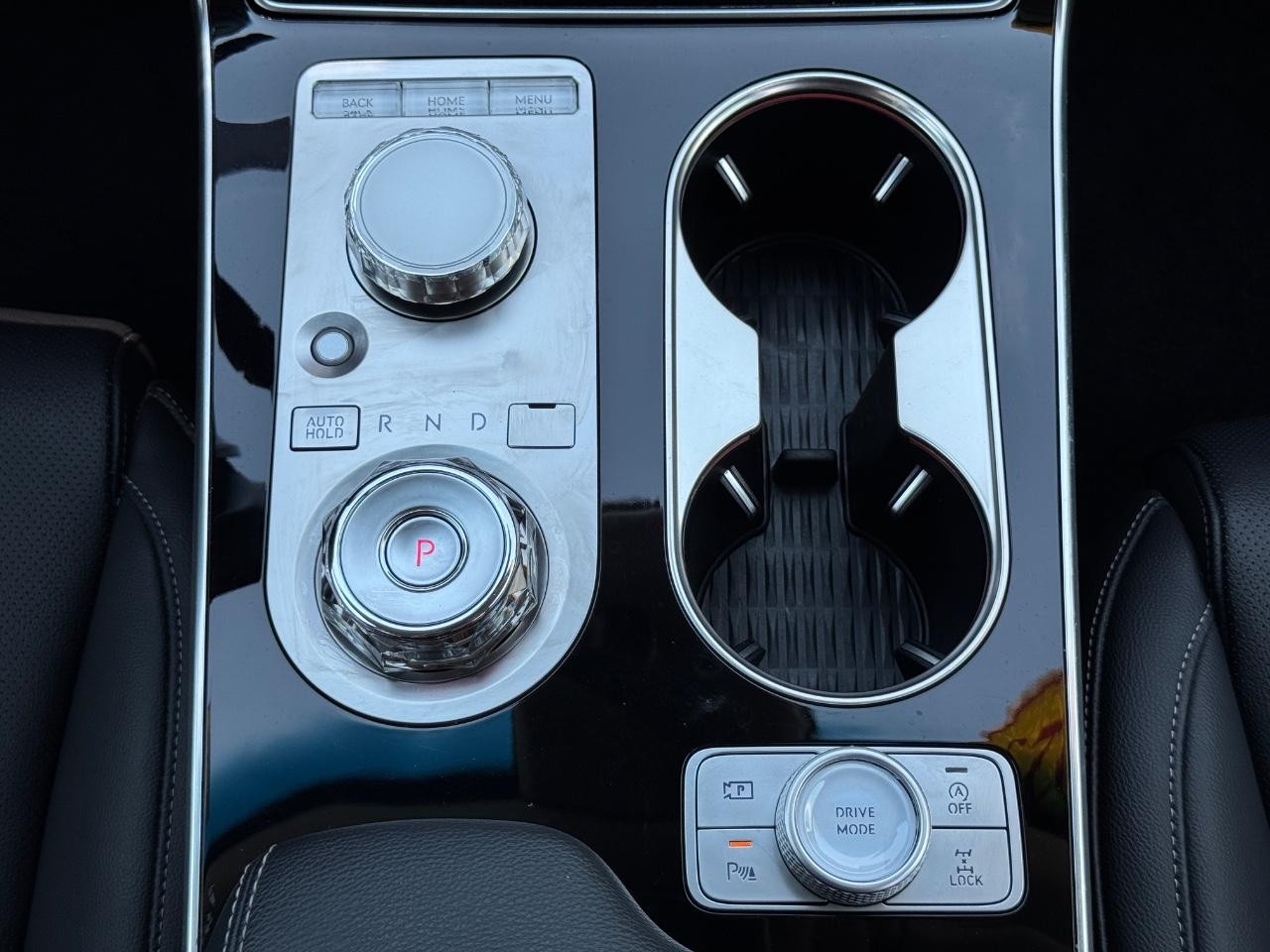 Genesis GV80 Vehicle Full-screen Gallery Image 16