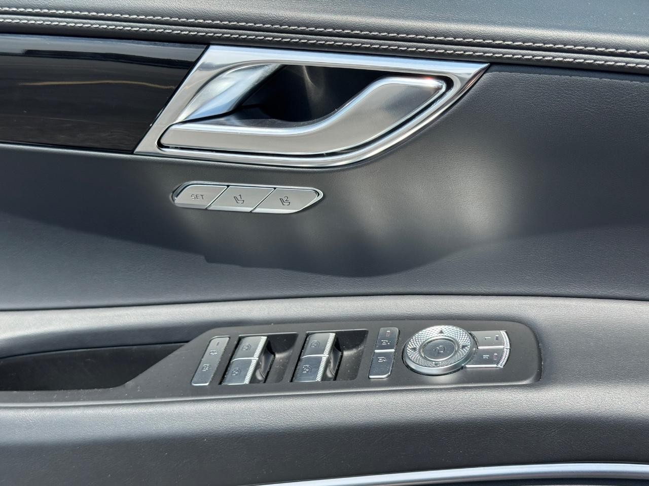 Genesis GV80 Vehicle Full-screen Gallery Image 26