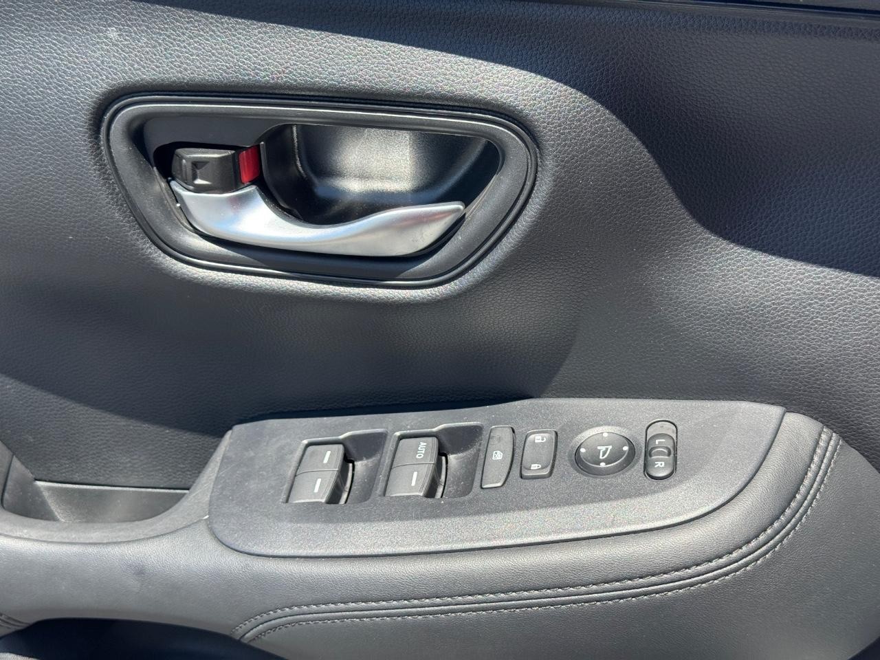 Honda HR-V Vehicle Full-screen Gallery Image 24