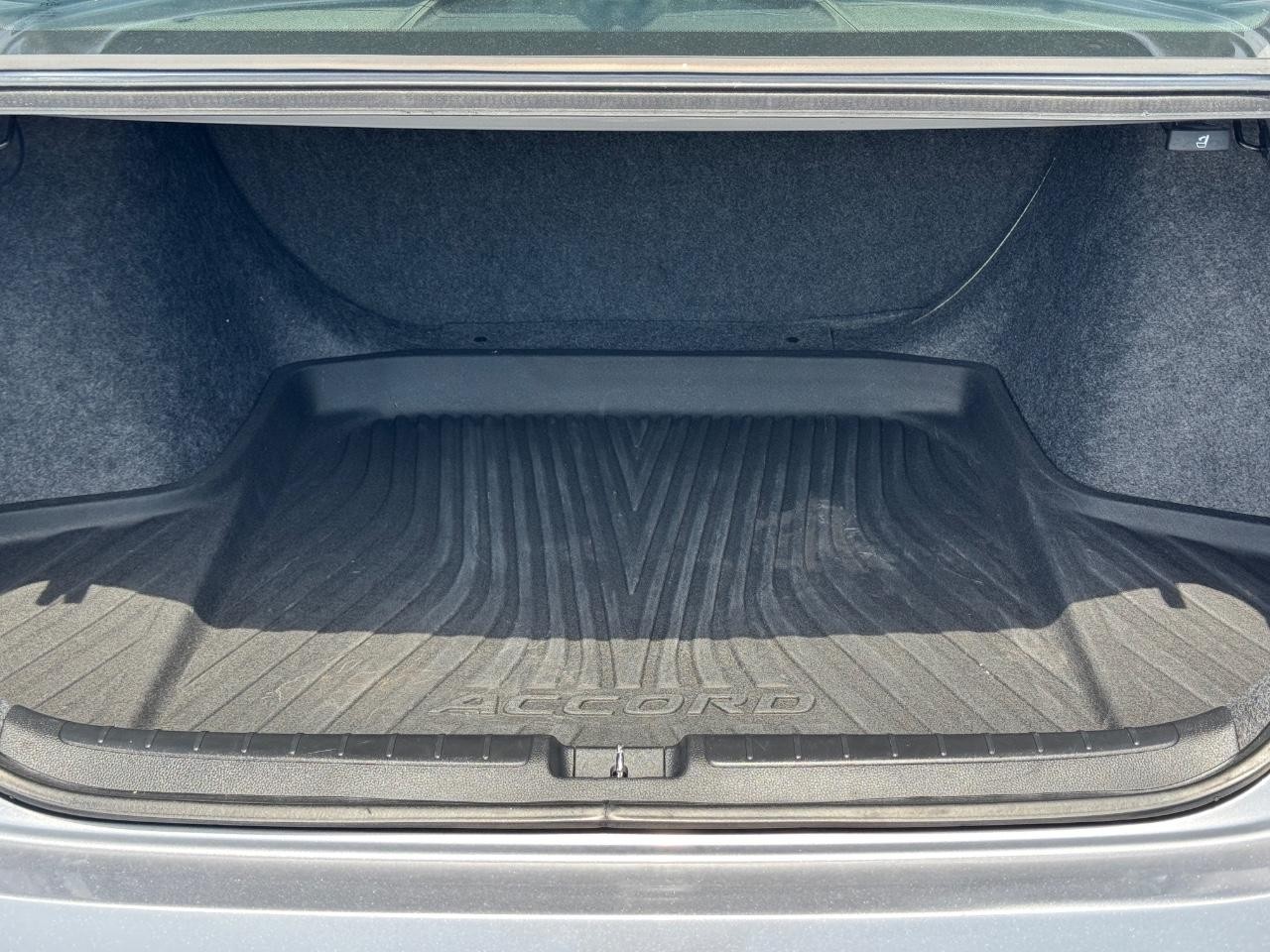 Honda Accord Sedan Vehicle Full-screen Gallery Image 05