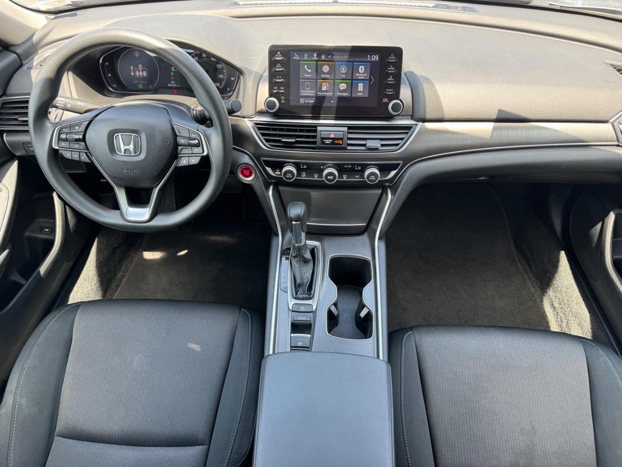 Honda Accord Sedan Vehicle Full-screen Gallery Image 12