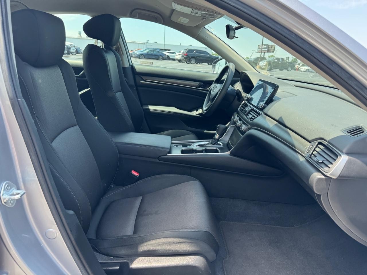 Honda Accord Sedan Vehicle Full-screen Gallery Image 17