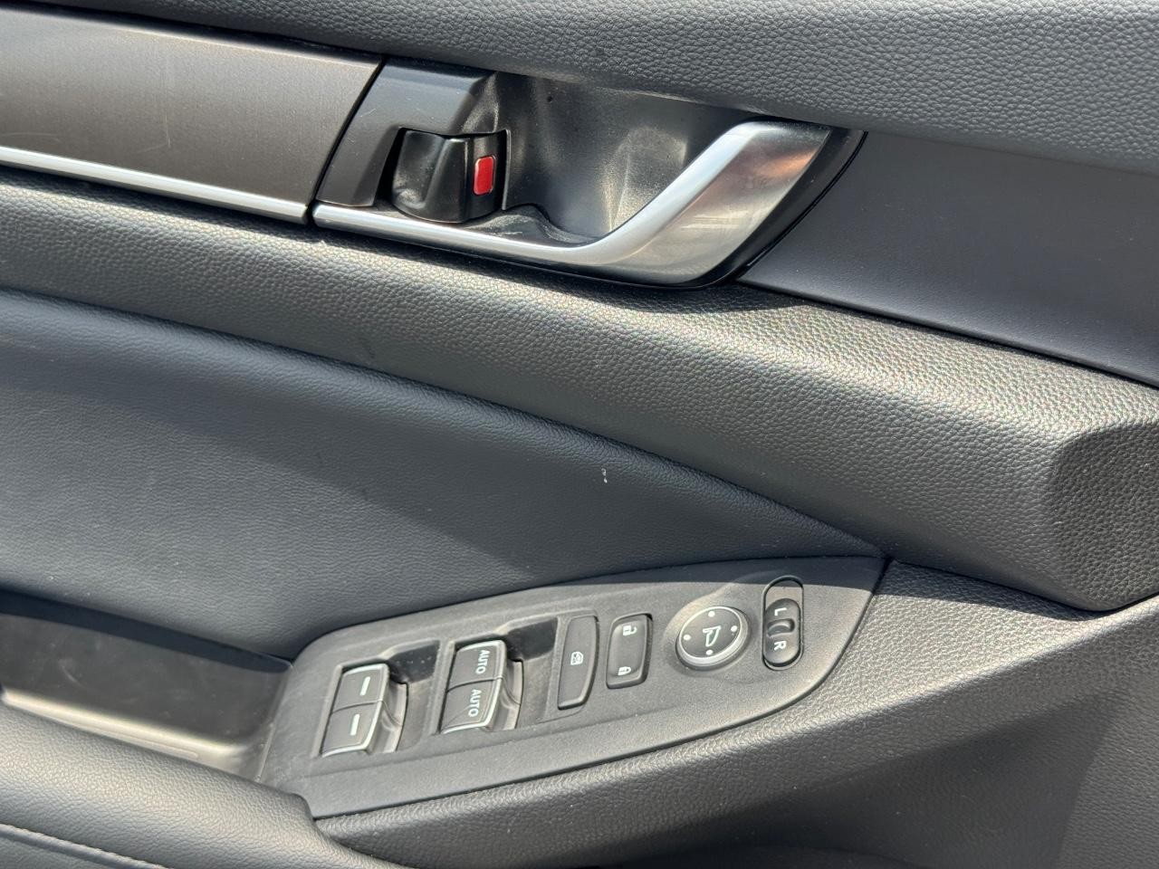 Honda Accord Sedan Vehicle Full-screen Gallery Image 24