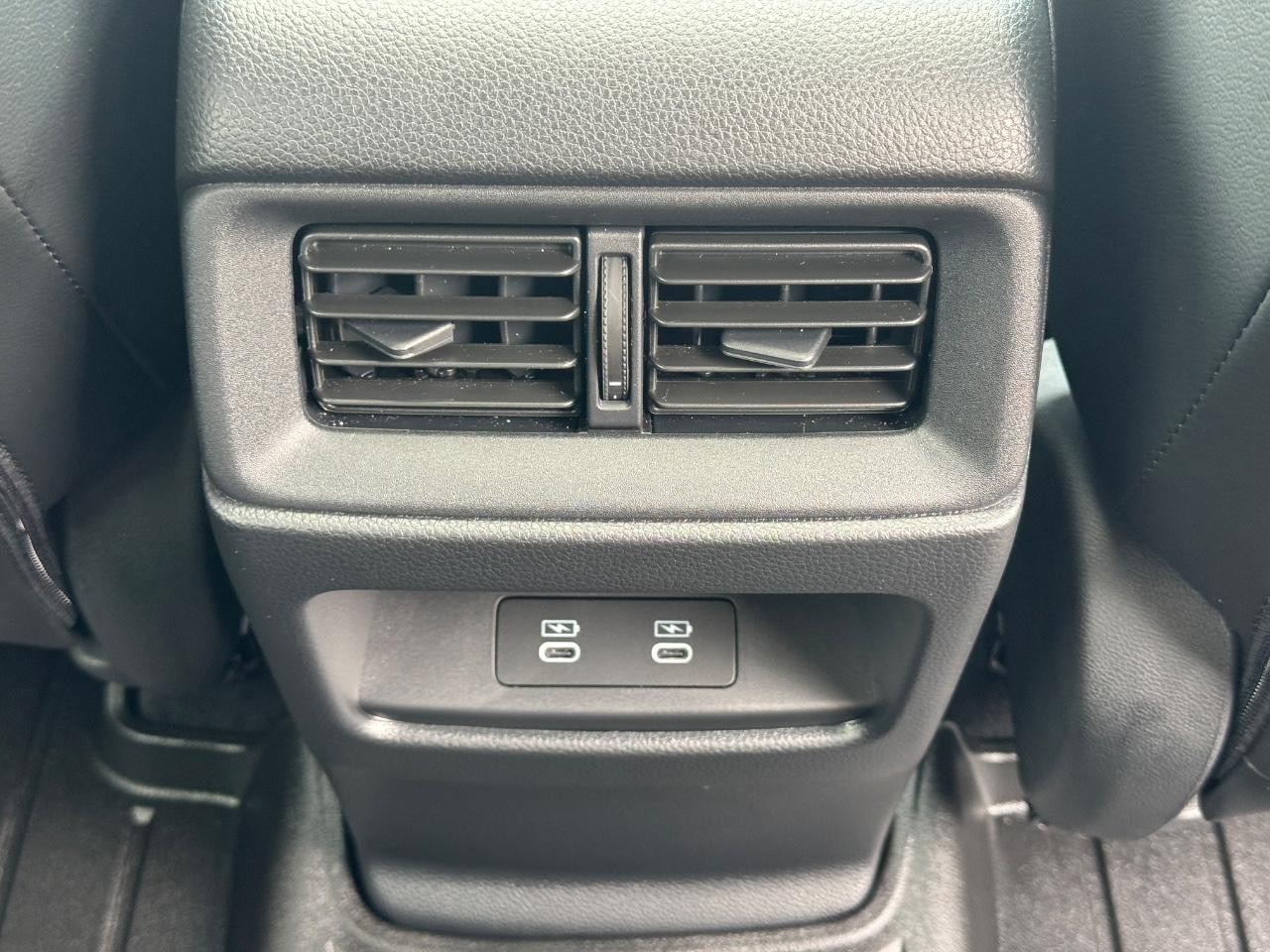 Honda CR-V Hybrid Vehicle Full-screen Gallery Image 17