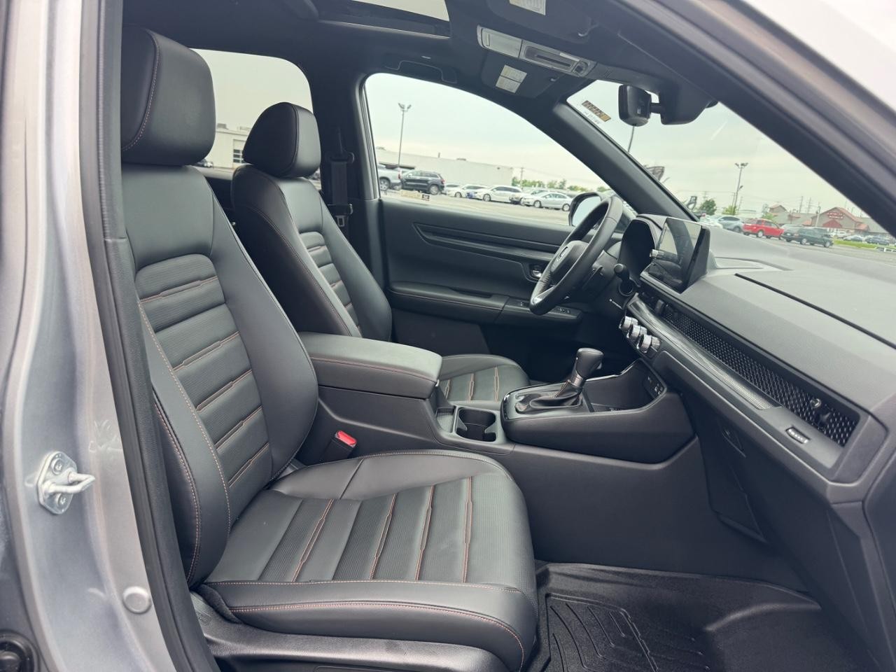 Honda CR-V Hybrid Vehicle Full-screen Gallery Image 18