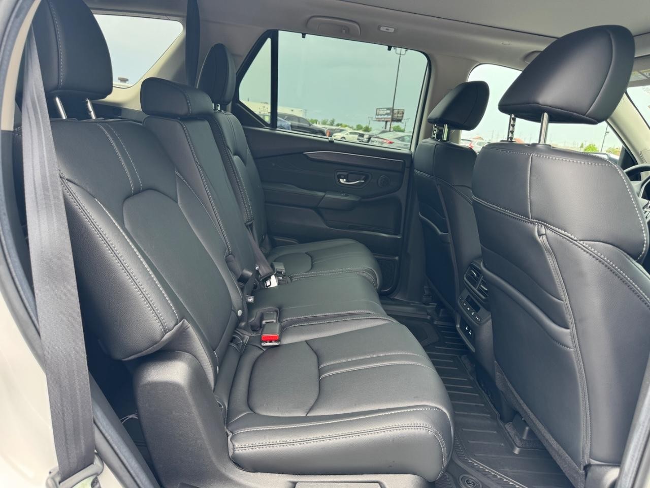 Honda Pilot Vehicle Full-screen Gallery Image 11