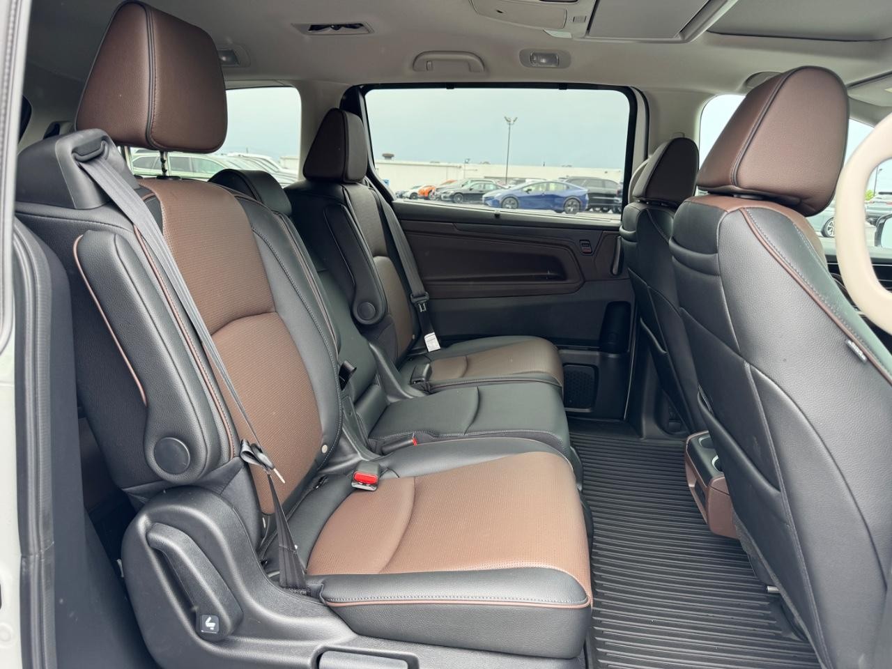 Honda Odyssey Vehicle Full-screen Gallery Image 11