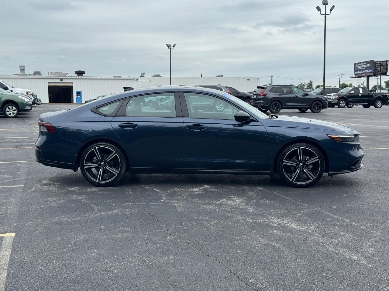 Honda Accord Sedan Vehicle Full-screen Gallery Image 03