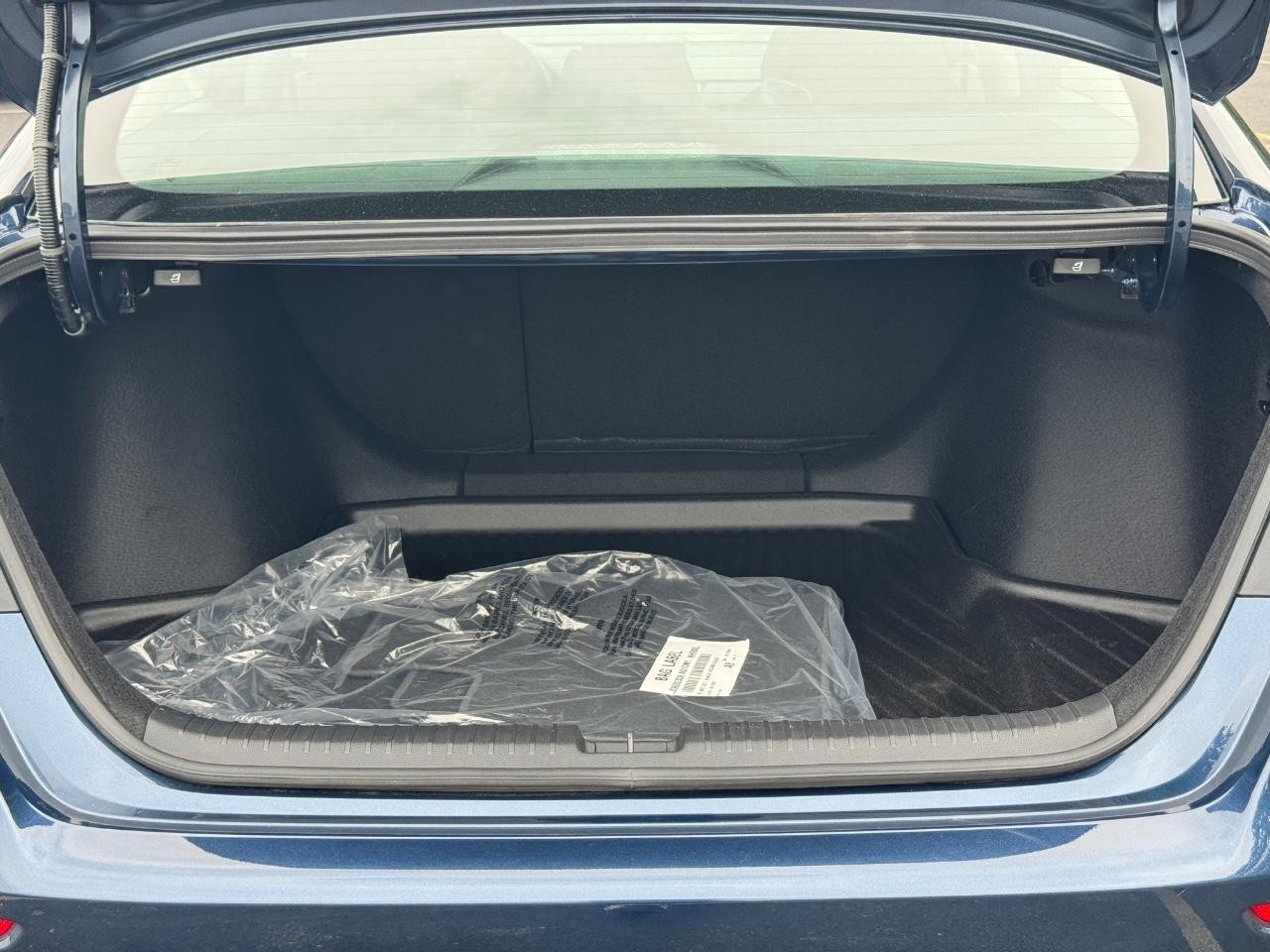 Honda Accord Sedan Vehicle Full-screen Gallery Image 05