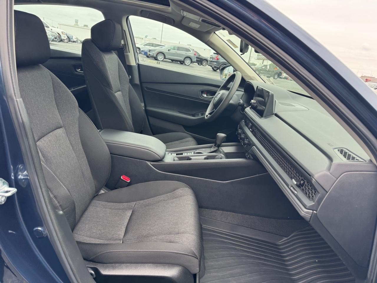 Honda Accord Sedan Vehicle Full-screen Gallery Image 18