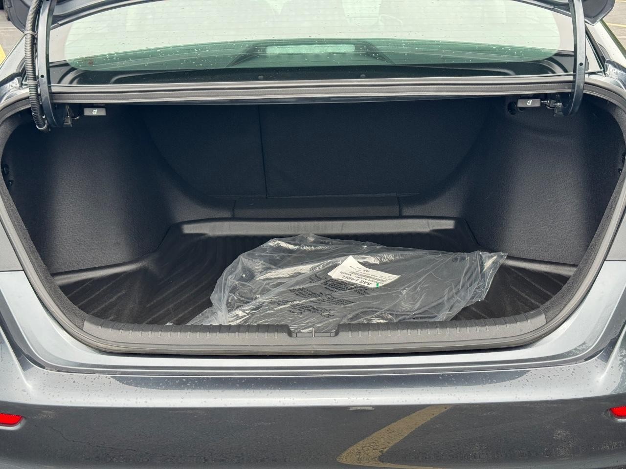 Honda Accord Sedan Vehicle Full-screen Gallery Image 05