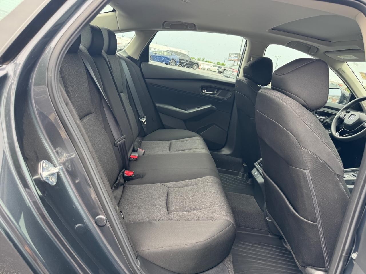 Honda Accord Sedan Vehicle Full-screen Gallery Image 11