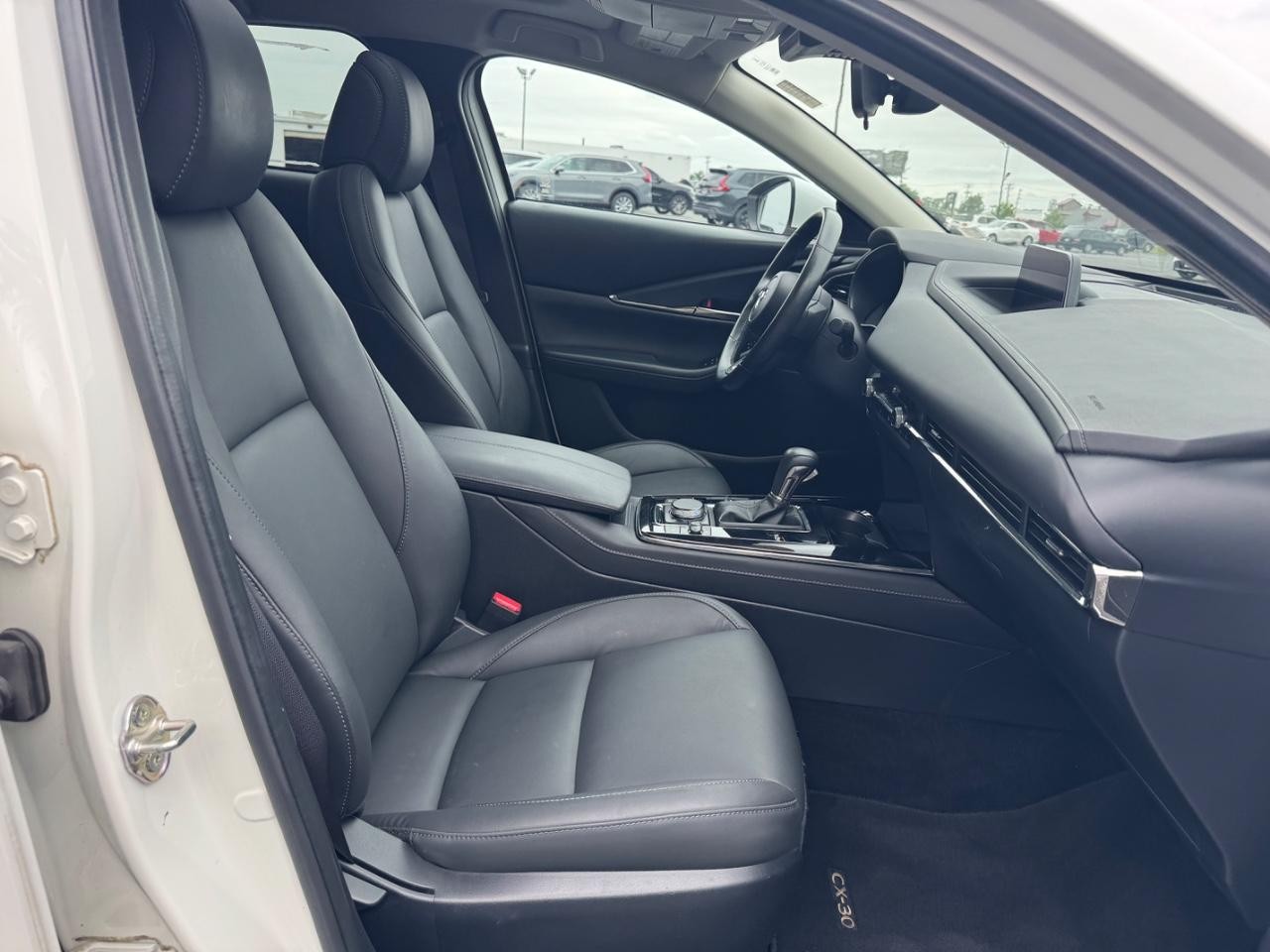 Mazda CX-30 Vehicle Full-screen Gallery Image 18