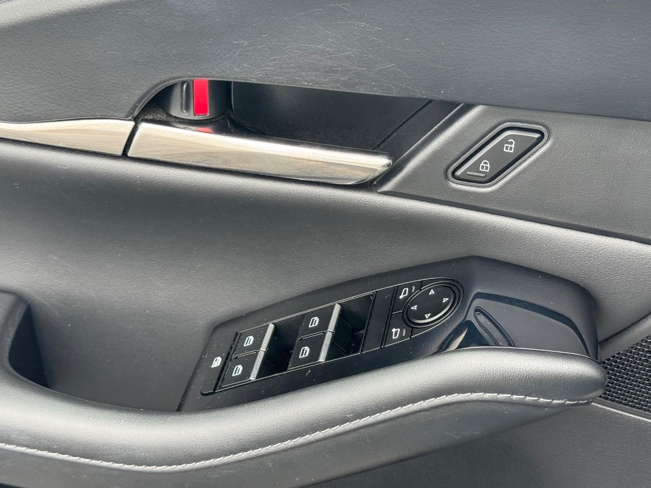 Mazda CX-30 Vehicle Full-screen Gallery Image 26