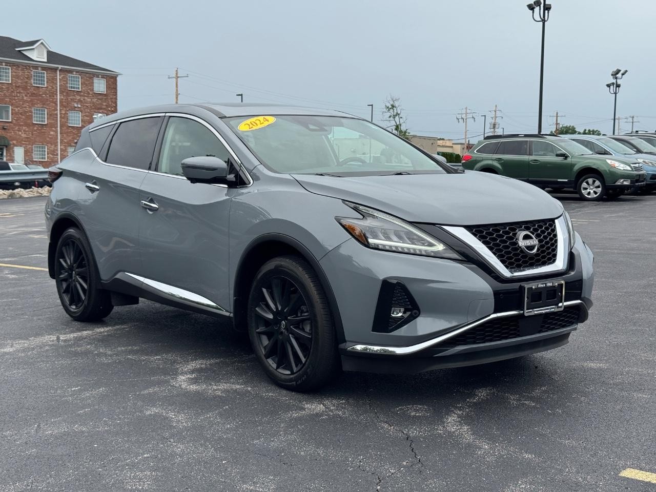 Nissan Murano Vehicle Full-screen Gallery Image 02