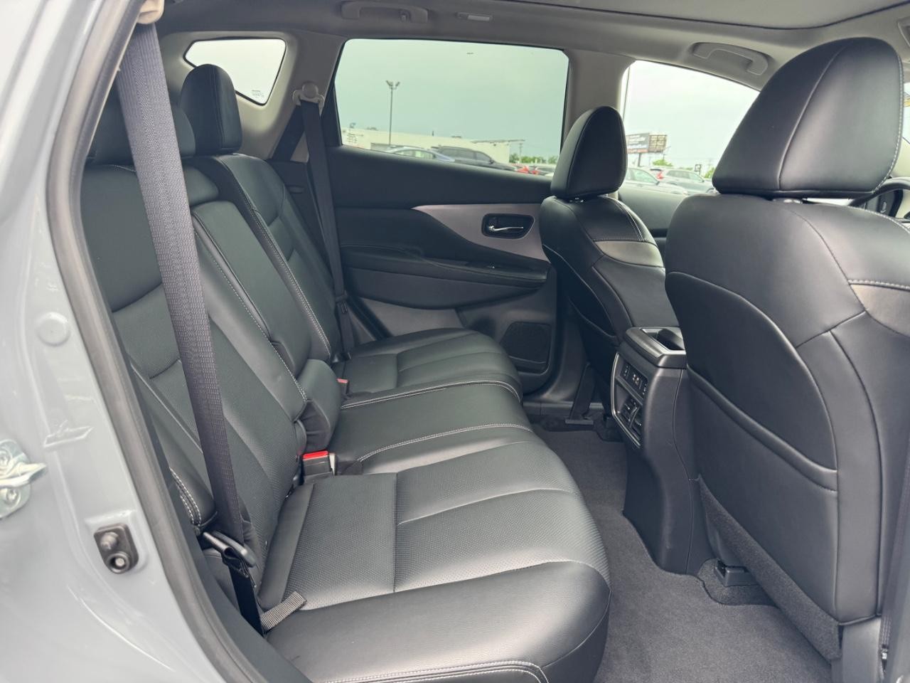 Nissan Murano Vehicle Full-screen Gallery Image 11