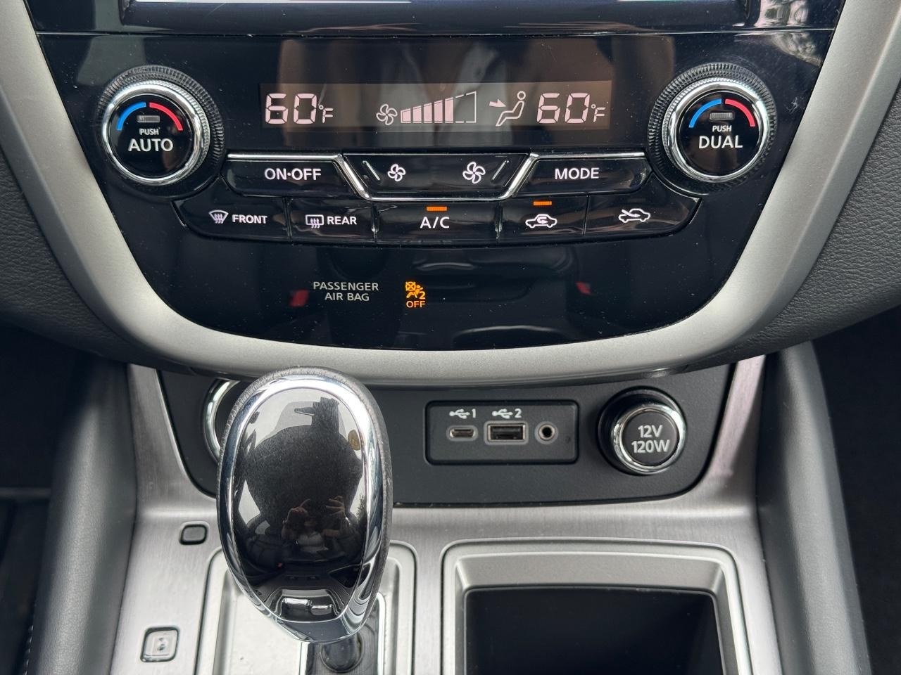Nissan Murano Vehicle Full-screen Gallery Image 15