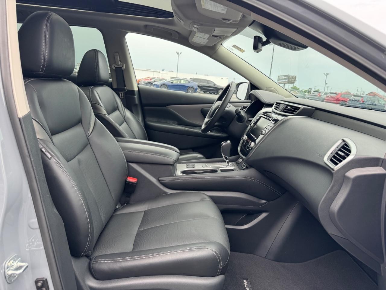 Nissan Murano Vehicle Full-screen Gallery Image 18