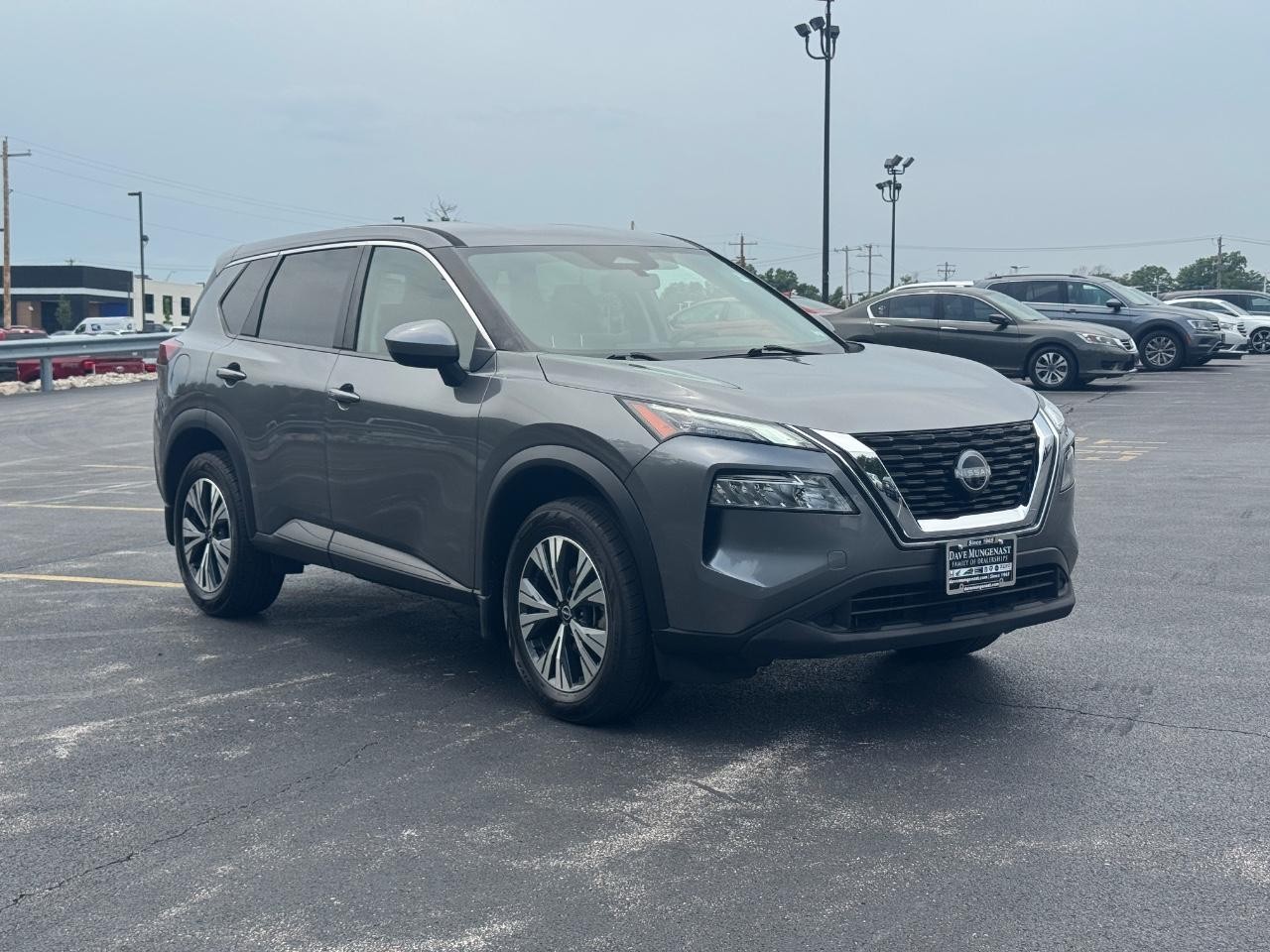 Nissan Rogue Vehicle Full-screen Gallery Image 02