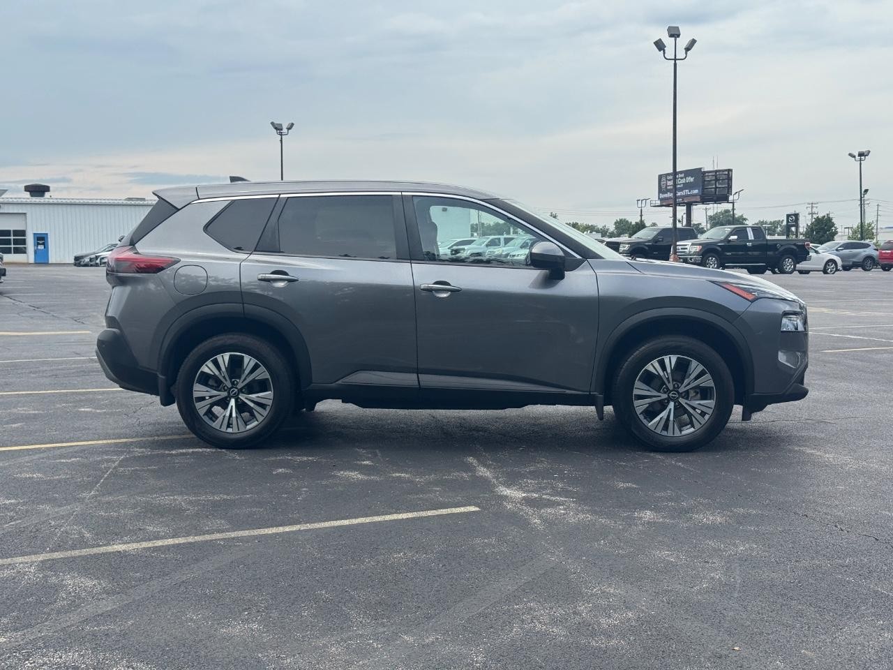 Nissan Rogue Vehicle Full-screen Gallery Image 03