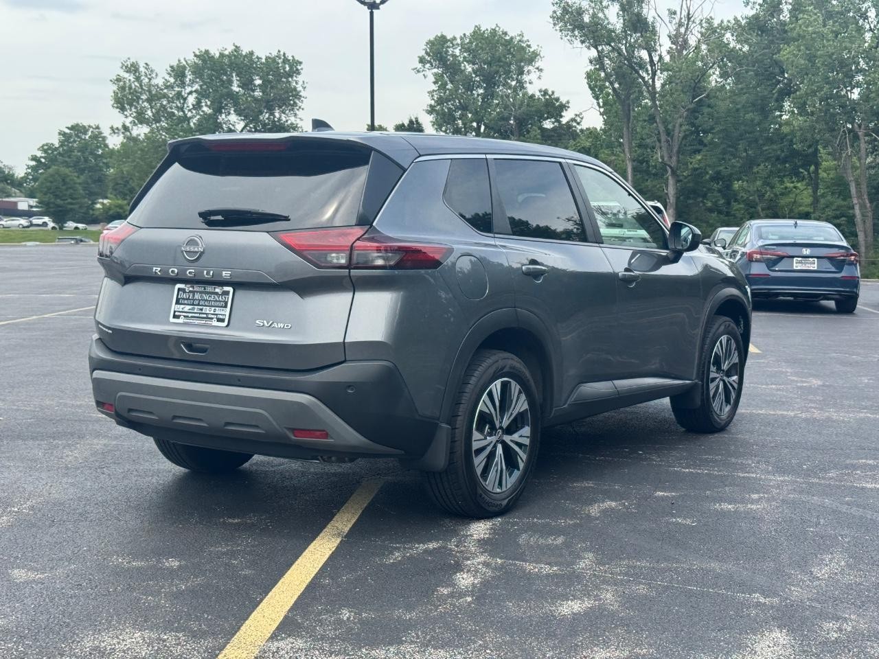 Nissan Rogue Vehicle Full-screen Gallery Image 04