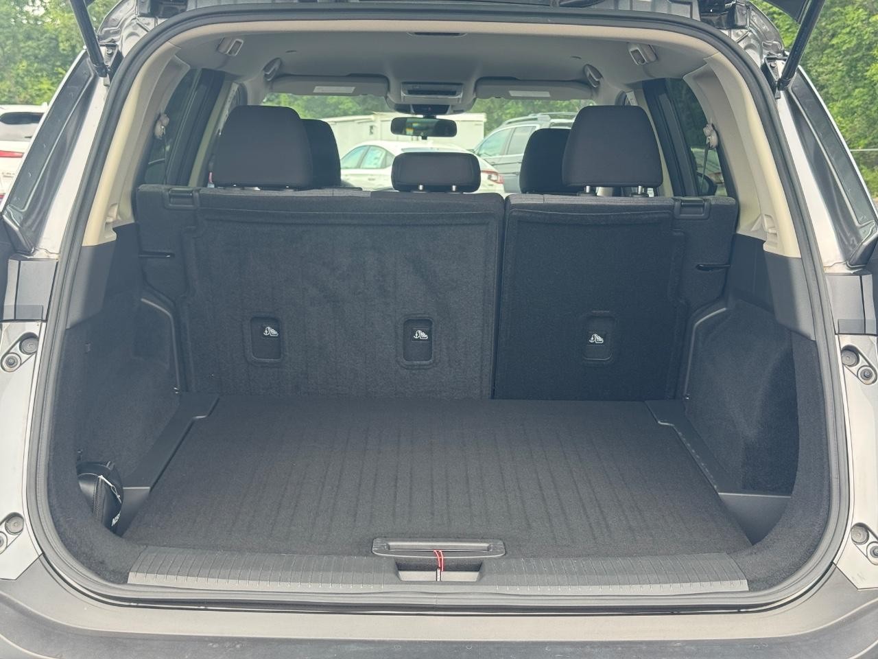 Nissan Rogue Vehicle Full-screen Gallery Image 05