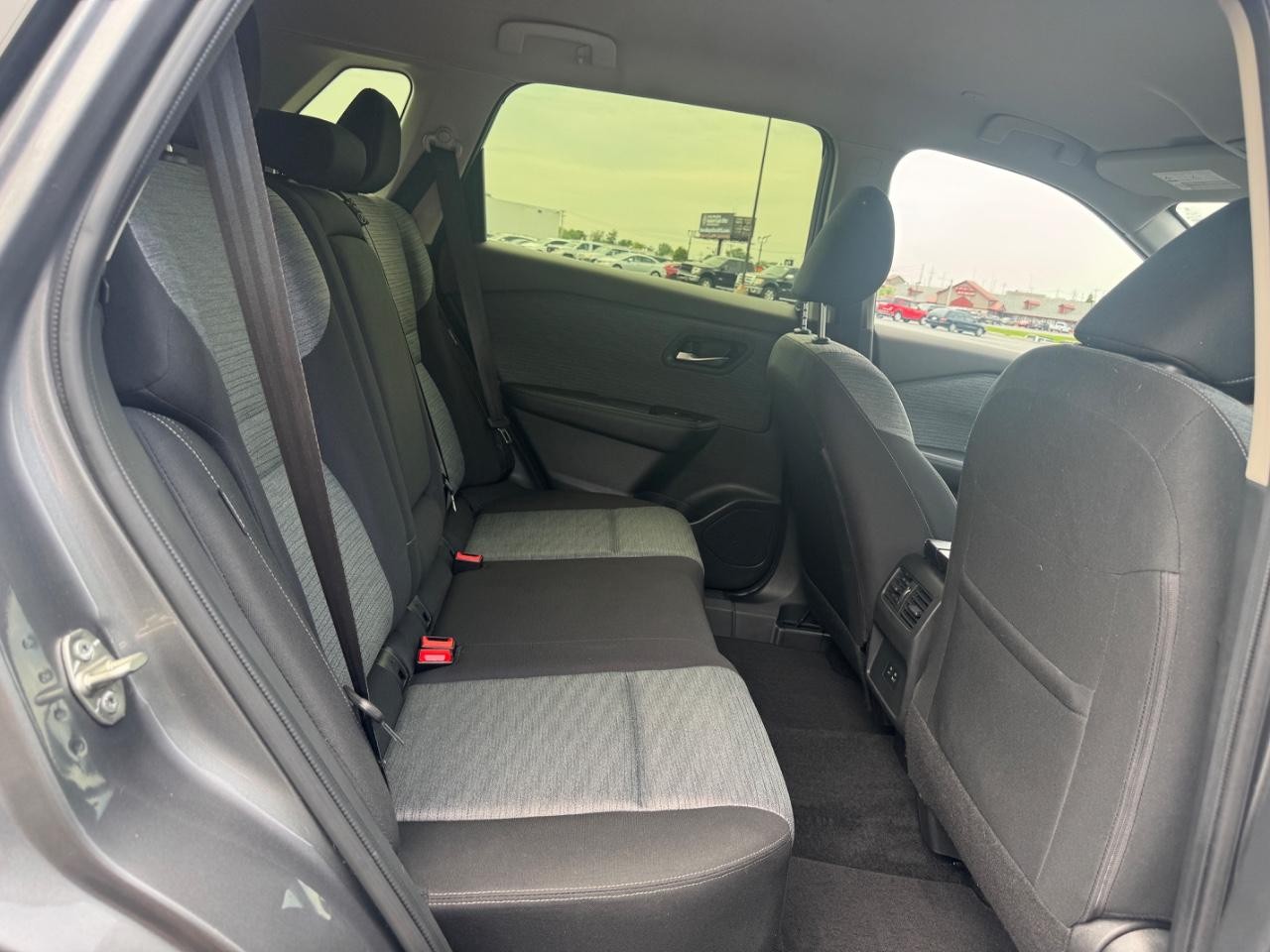 Nissan Rogue Vehicle Full-screen Gallery Image 11