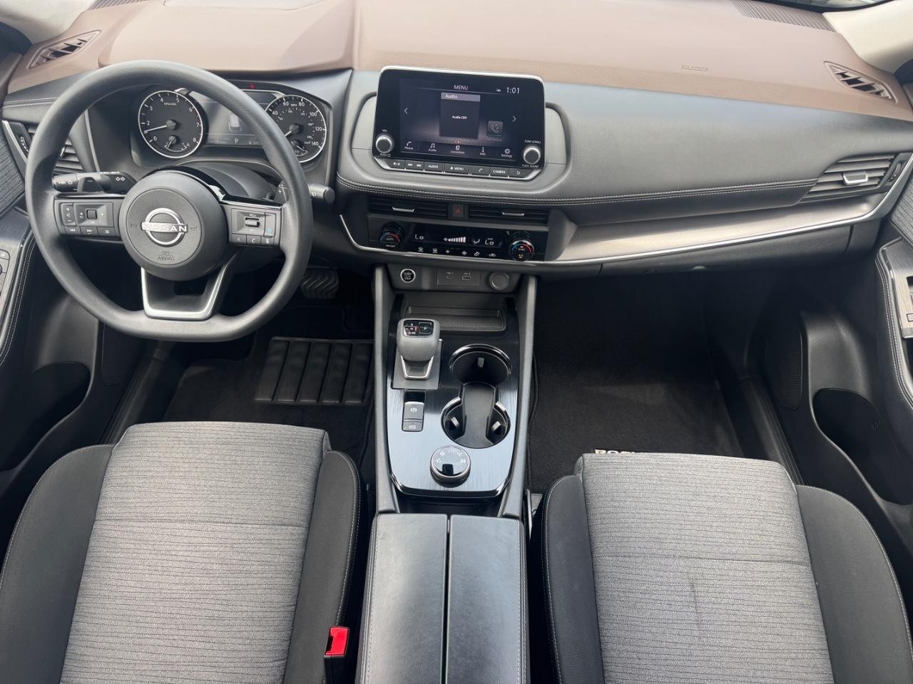 Nissan Rogue Vehicle Full-screen Gallery Image 12