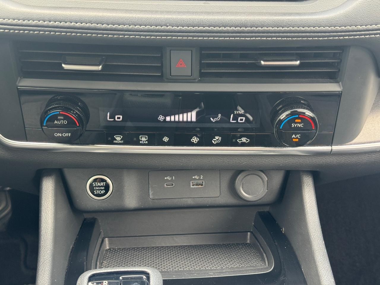 Nissan Rogue Vehicle Full-screen Gallery Image 15