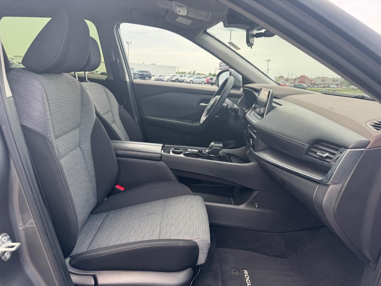 Nissan Rogue Vehicle Full-screen Gallery Image 18