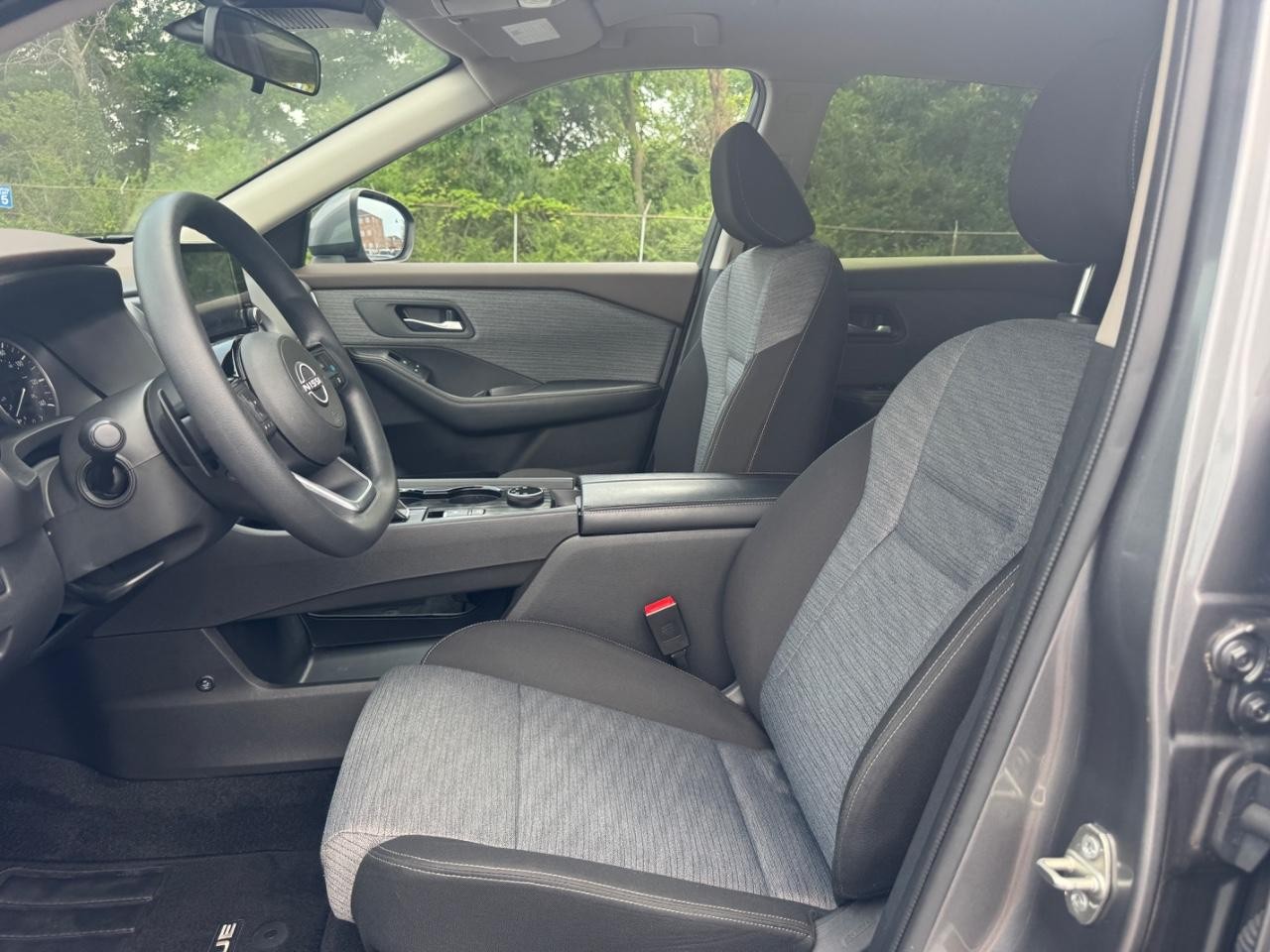 Nissan Rogue Vehicle Full-screen Gallery Image 19