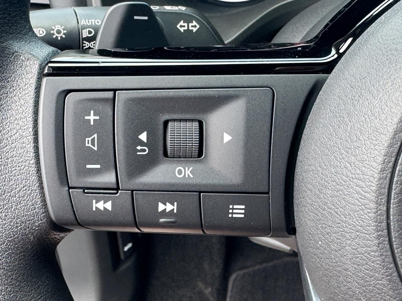Nissan Rogue Vehicle Full-screen Gallery Image 21
