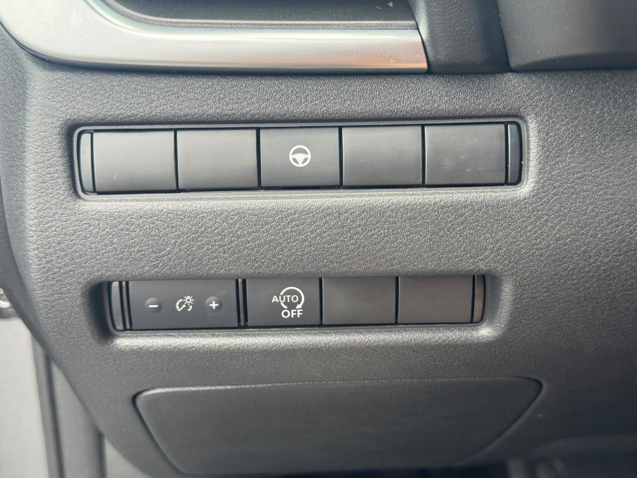 Nissan Rogue Vehicle Full-screen Gallery Image 23