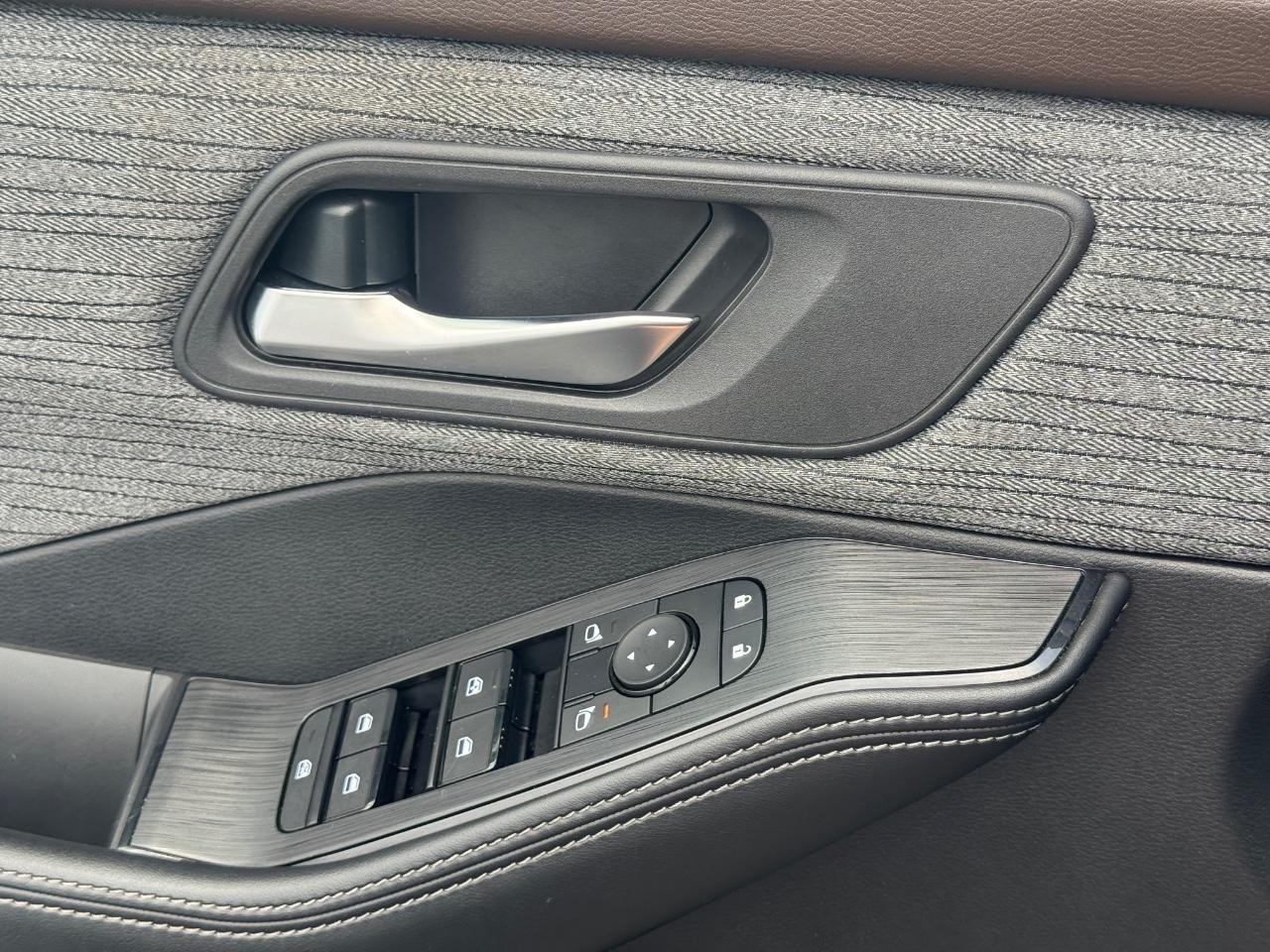 Nissan Rogue Vehicle Full-screen Gallery Image 25