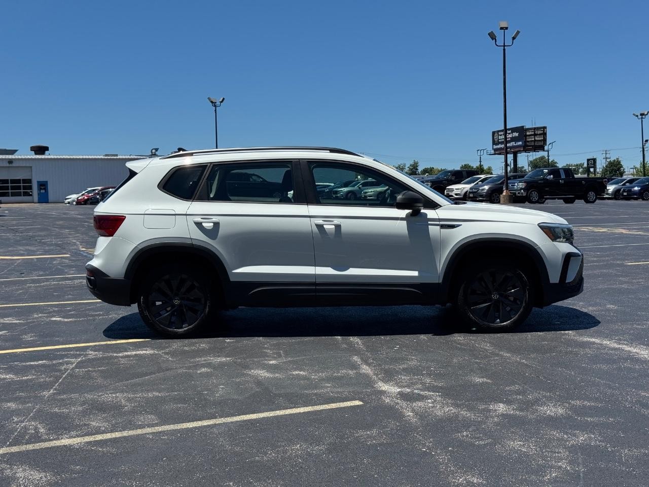 Volkswagen Taos Vehicle Full-screen Gallery Image 03