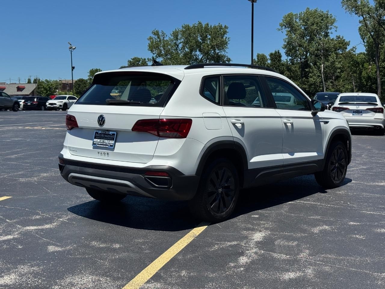 Volkswagen Taos Vehicle Full-screen Gallery Image 04