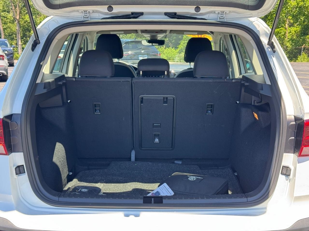 Volkswagen Taos Vehicle Full-screen Gallery Image 05