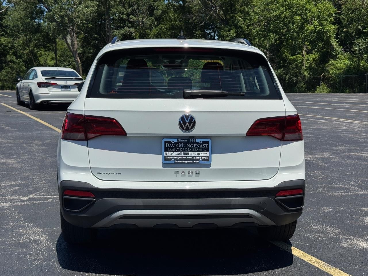 Volkswagen Taos Vehicle Full-screen Gallery Image 06