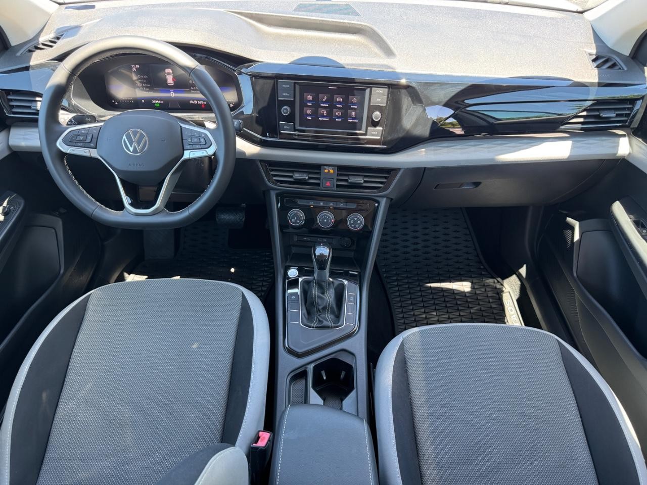 Volkswagen Taos Vehicle Full-screen Gallery Image 12