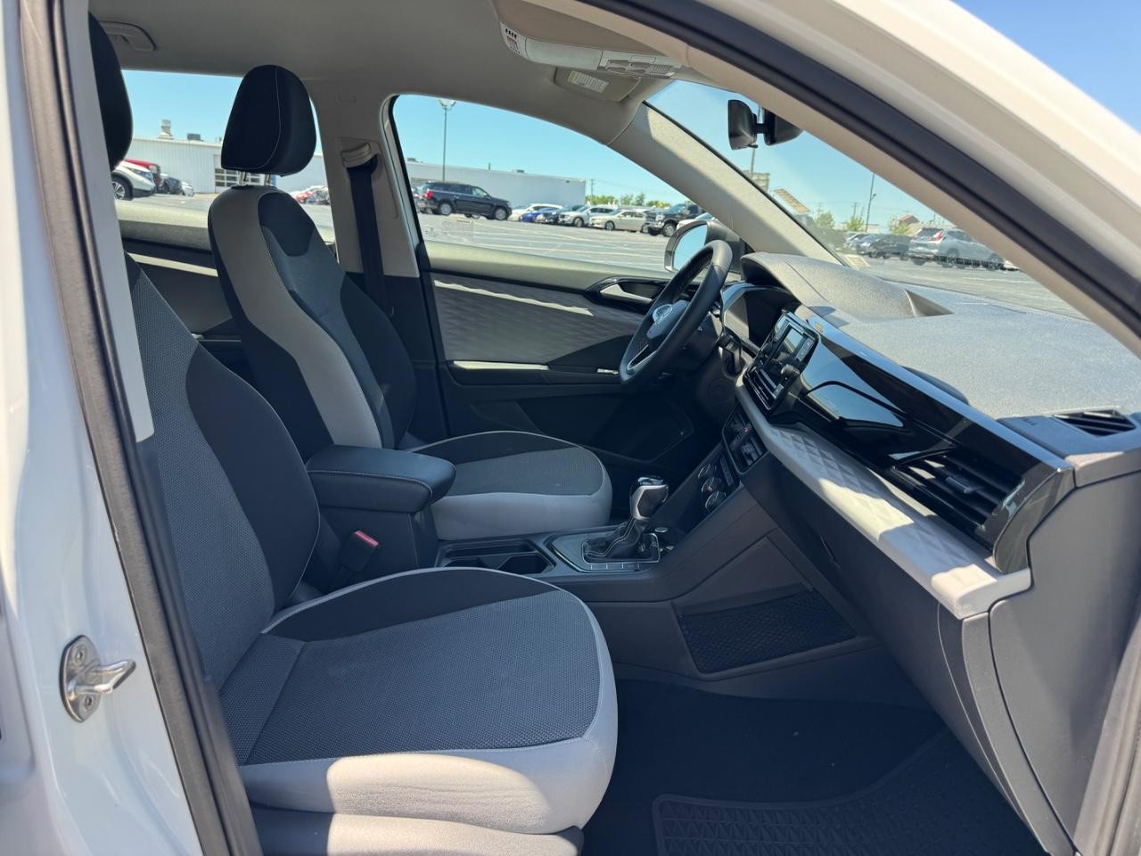 Volkswagen Taos Vehicle Full-screen Gallery Image 17